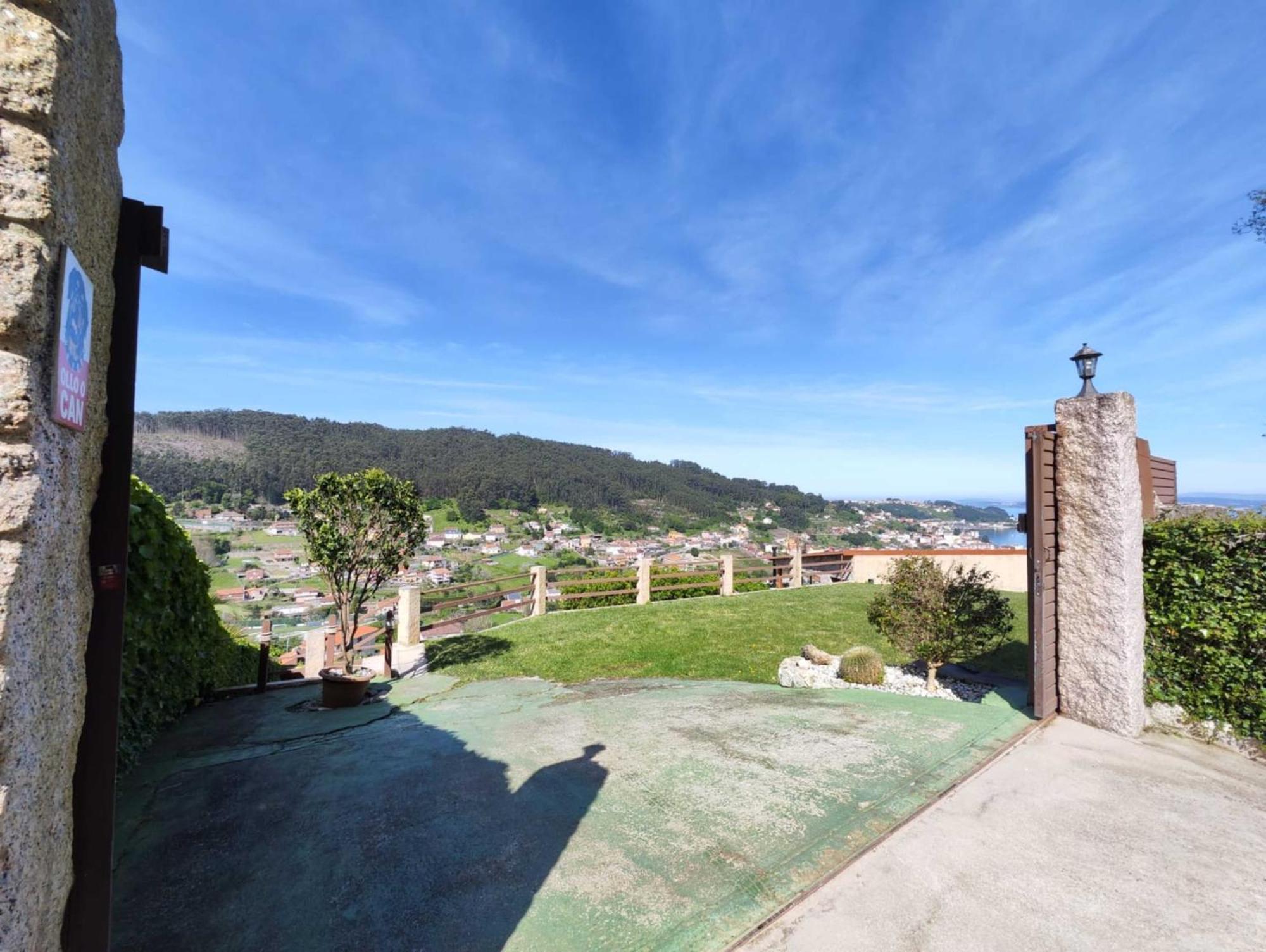 Casa Vistas Al Mar, Jardin. Holiday home Bueu